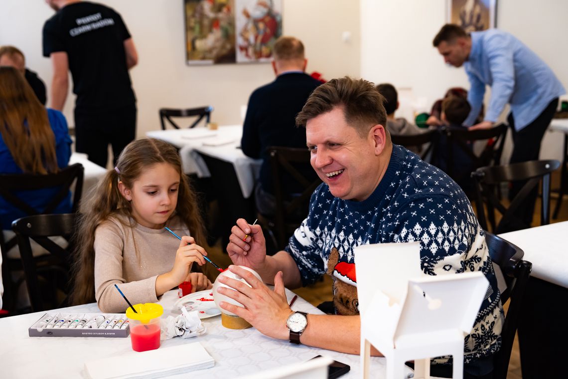 Charytatywne malowanie bombek. Pieniądze trafią na leczenie 10-letniej Julki Charytatywne malowanie bombek. Pieniądze trafią na leczenie 10-letniej Julki