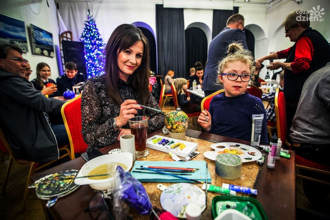 Charytatywne malowanie bombek (zdjęcia)