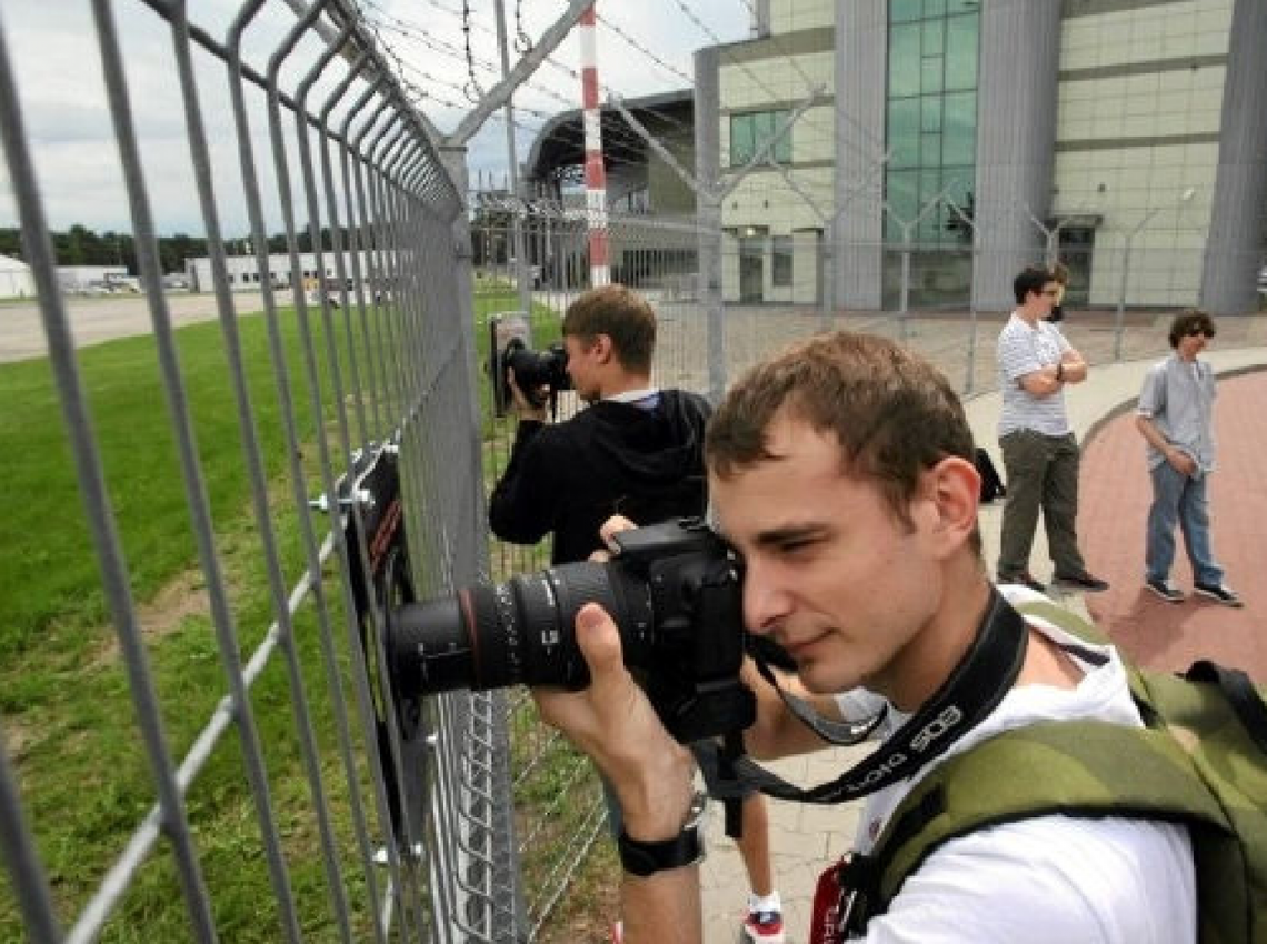 Chcą dziur w płocie lotniska, by robić zdjęcia