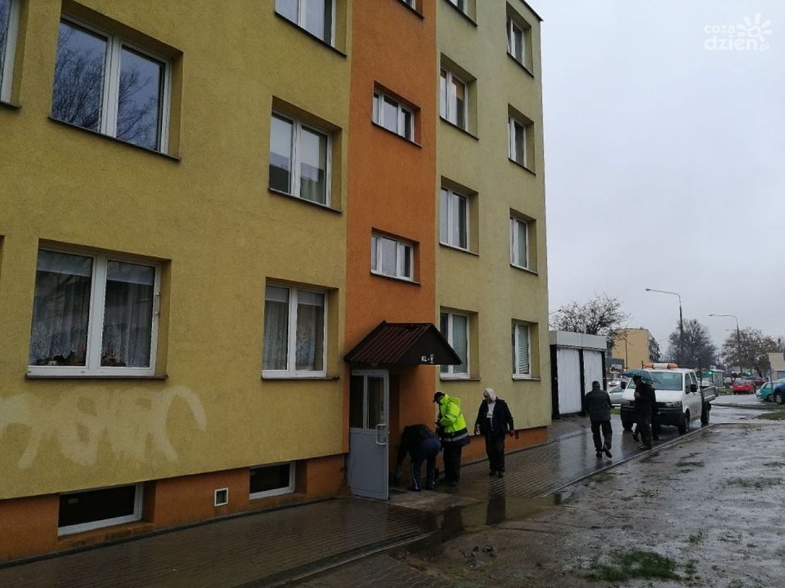 Chodnikowa fuszerka. Woda w piwnicy Chodnikowa fuszerka. Woda w piwnicy