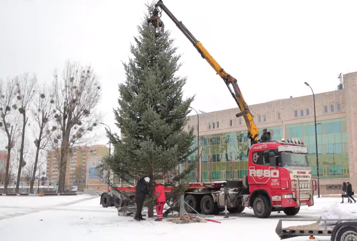 Choinka już na placu. Miasto nabiera świątecznego charakteru
