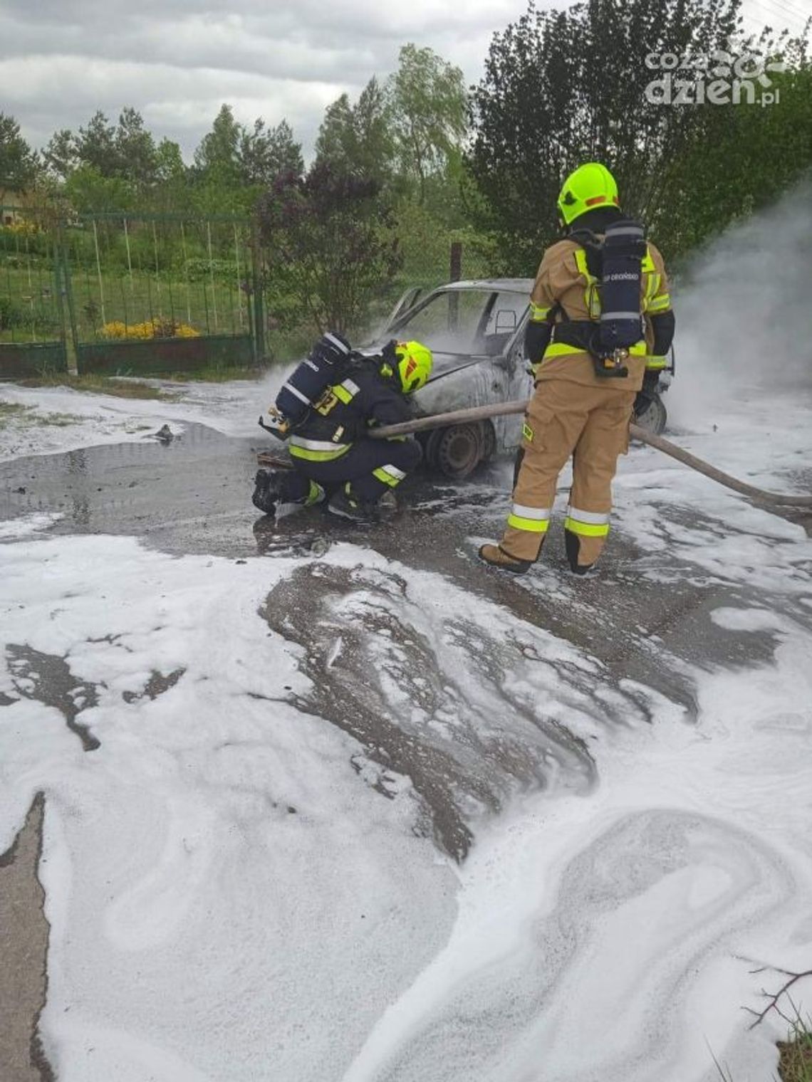 Chronów-Kolonia. Auto zapaliło się na drodze