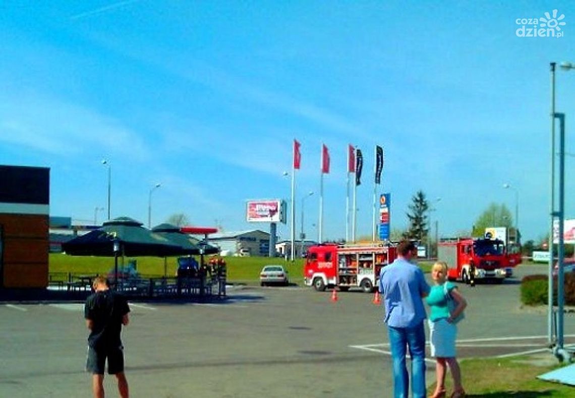 Chwile grozy pod stacją paliw! Chwile grozy pod stacją paliw!