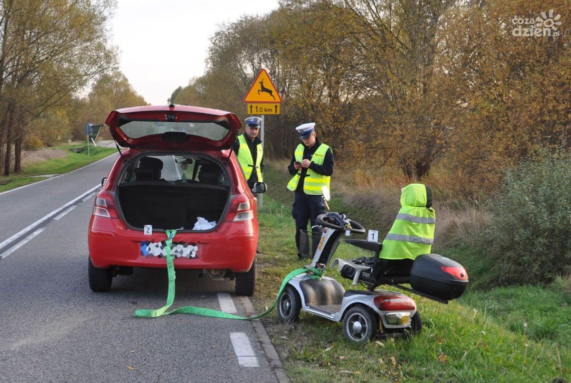 Ciągnął wózek inwalidzki za samochodem. Zapadł wyrok