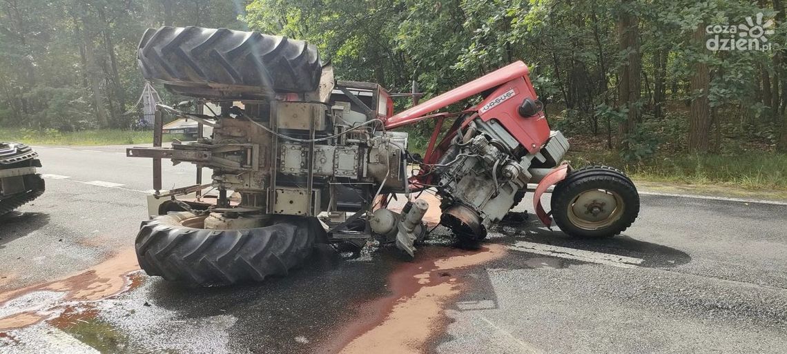 Ciągnik rolniczy zderzył się z samochodem