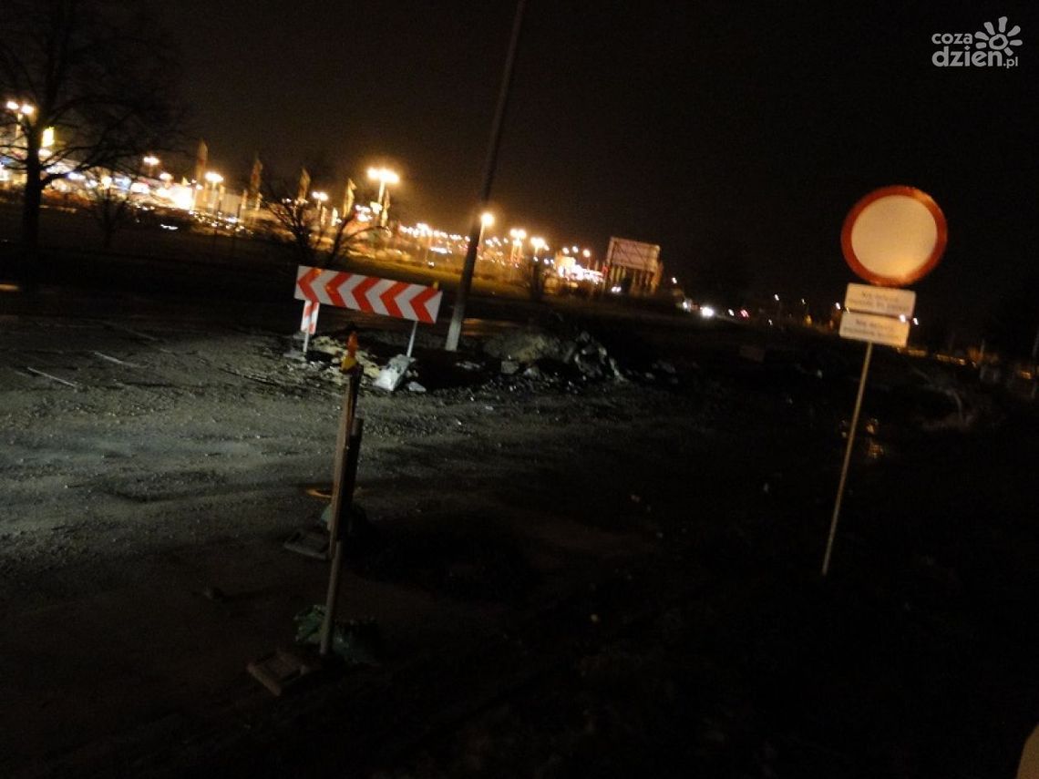 Ciemna al. Grzecznarowskiego. Jest niebezpiecznie! Ciemna al. Grzecznarowskiego. Jest niebezpiecznie!