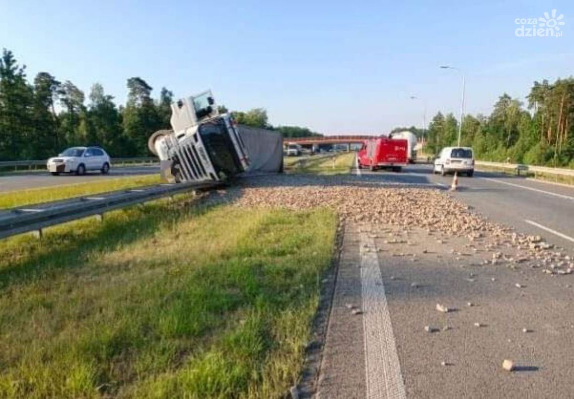 Ciężarówka przewróciła się na S7