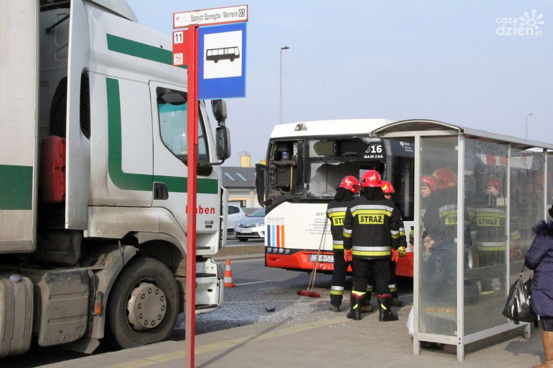 Ciężarówka uderzyła w autobus