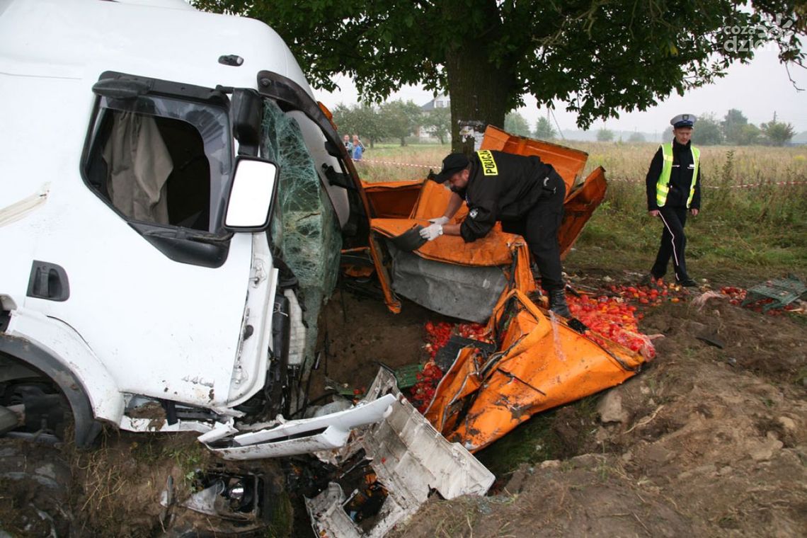 Ciężarówką wjechał w busa. Zginęła kobieta