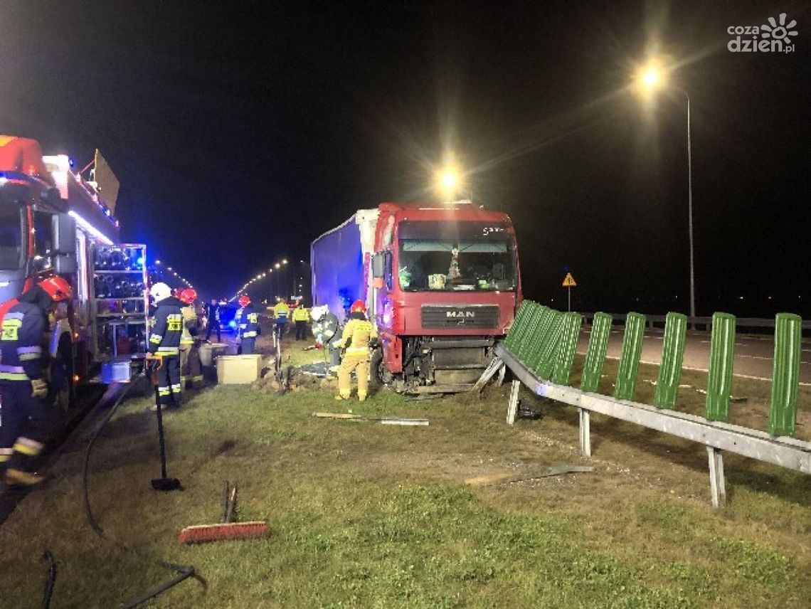 Ciężarówka wjechała w barierki