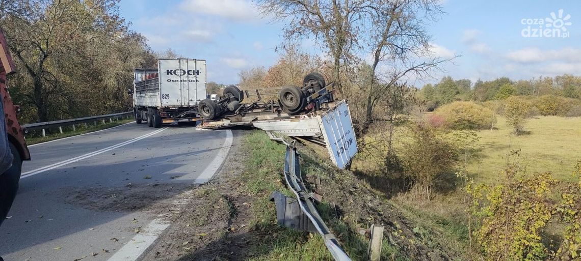 Ciężarówka wypadła z drogi Ciężarówka wypadła z drogi