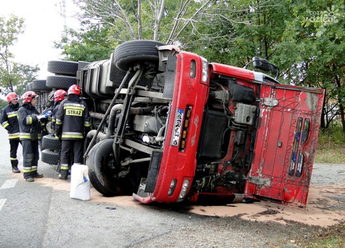 Ciężarówka wywróciła się na zakręcie!