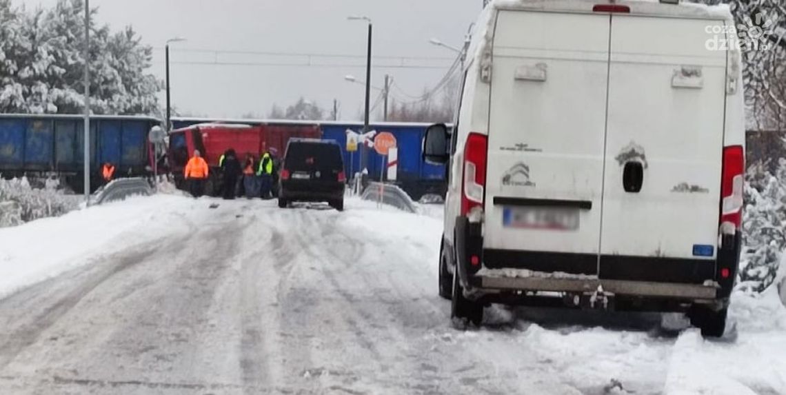 Ciężarówka zderzyła się z pociągiem