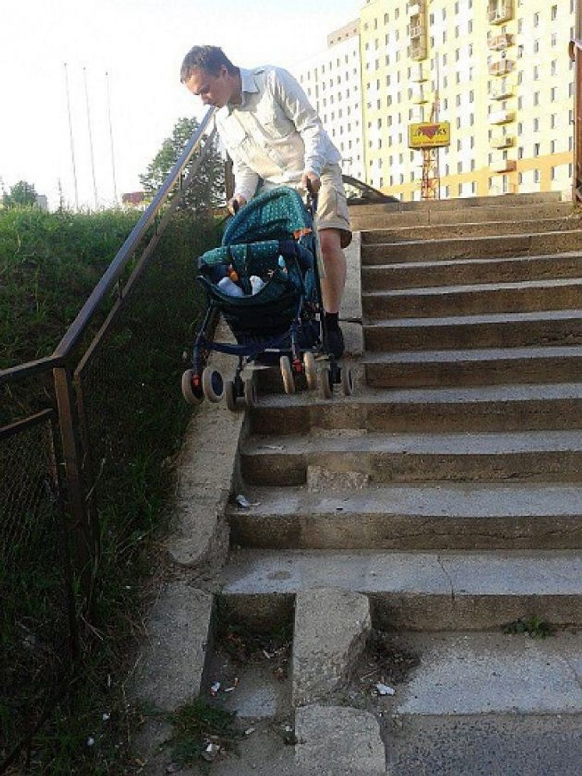 Ciężka przeprawa wózkiem przez miasto