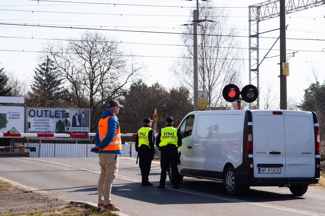 Co zrobić, jak utkniemy na przejeździe kolejowym?