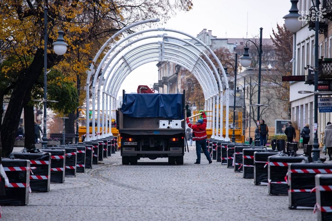 Coraz bliżej święta. Na deptaku ustawiany jest tunel świetlny