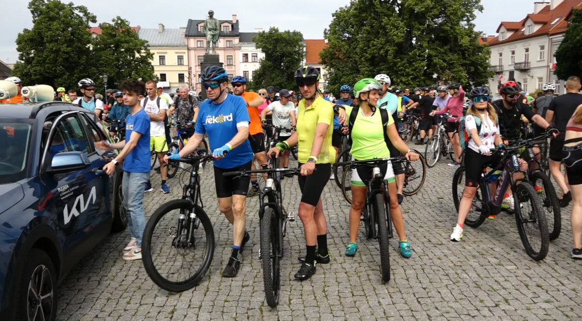 Co Za Jazda! nie boi się żadnej pogody. Uczestnicy dotarli do urokliwego Czarnolasu Co Za Jazda! nie boi się żadnej pogody. Uczestnicy dotarli do urokliwego Czarnolasu