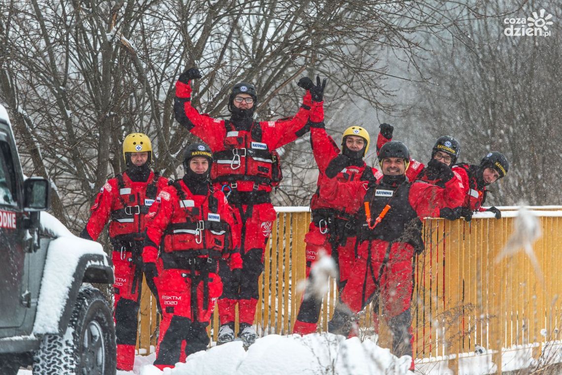Ćwiczyli w lodowatej wodzie dla naszego bezpieczeństwa