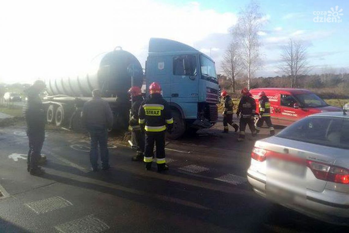 Cysterna uszkodziła latarnię