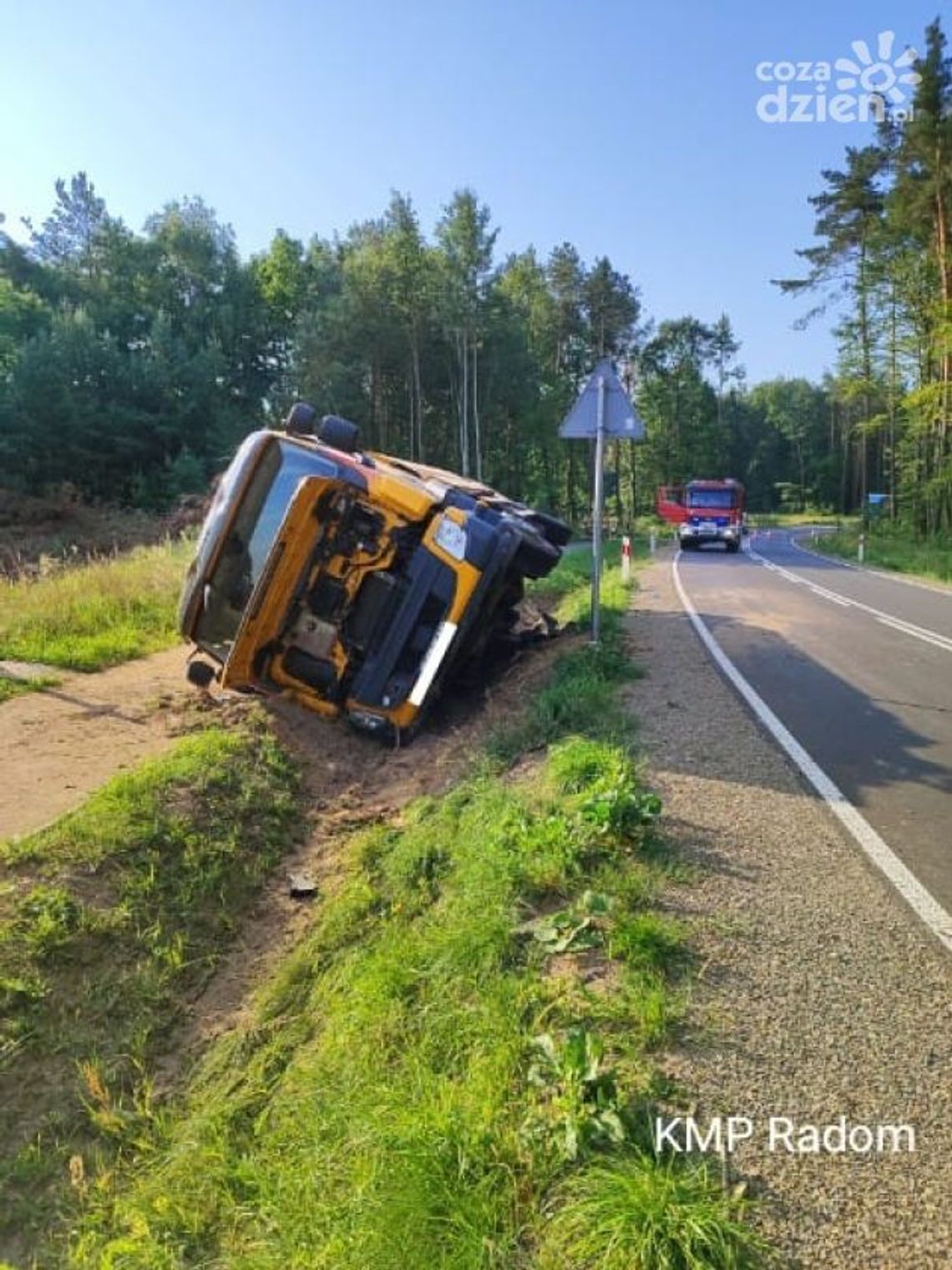 Cysterna wpadła do rowu