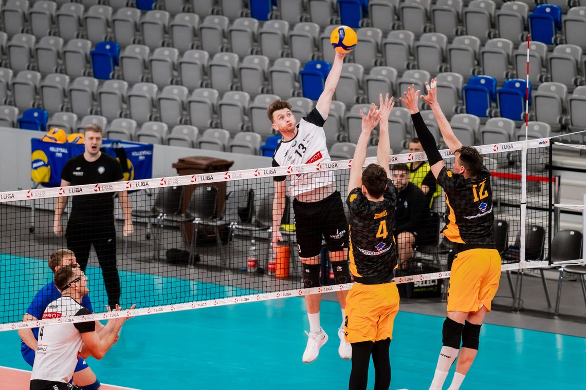 Pierrot Czarni Radom w trzech setach przegrali z liderem z Katowic