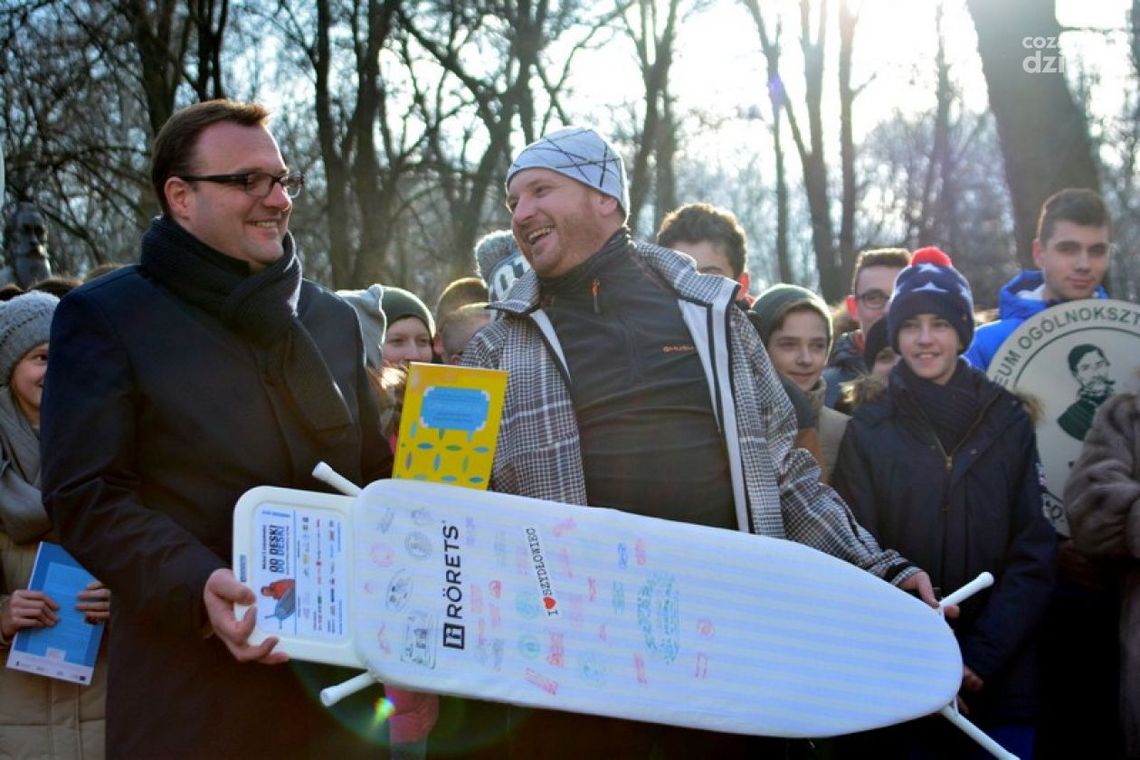 Człowiek z deską na deptaku Człowiek z deską na deptaku