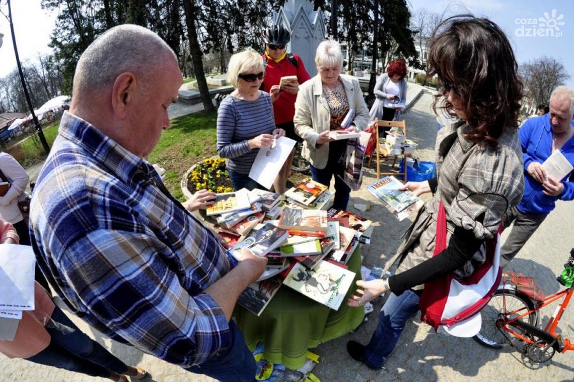 Człownkowie SLD rozdali w Radomiu 2 tysiące książek Człownkowie SLD rozdali w Radomiu 2 tysiące książek