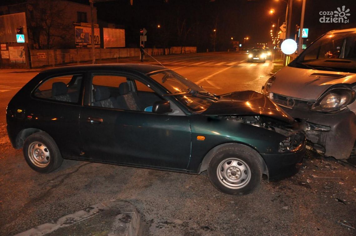 Czołowe zderzenie i dwie osoby ranne