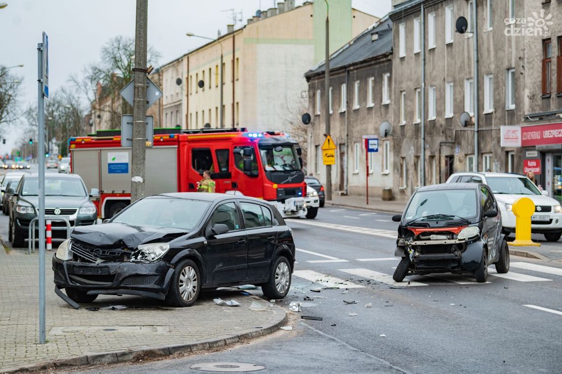Czołowe zderzenie smarta i opla [NOWE FAKTY]