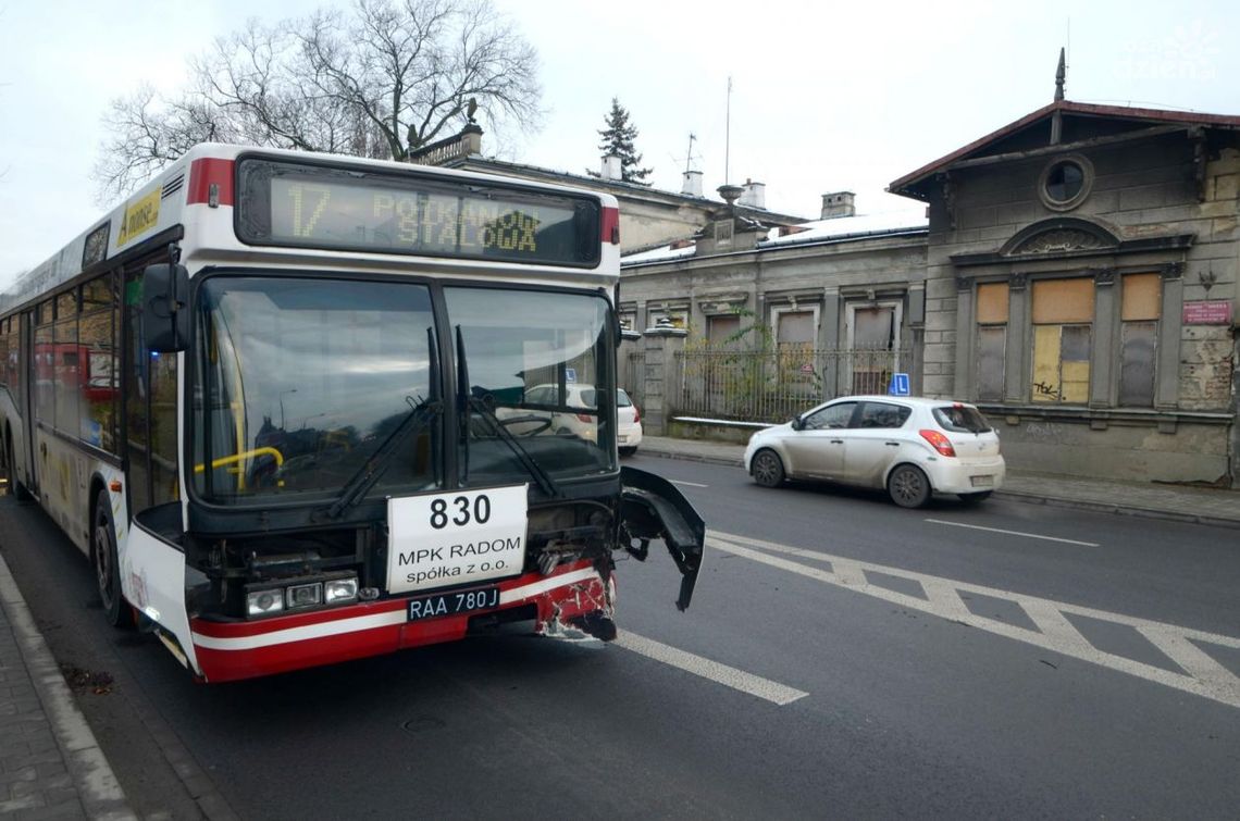Czołowe zderzenie z autobusem