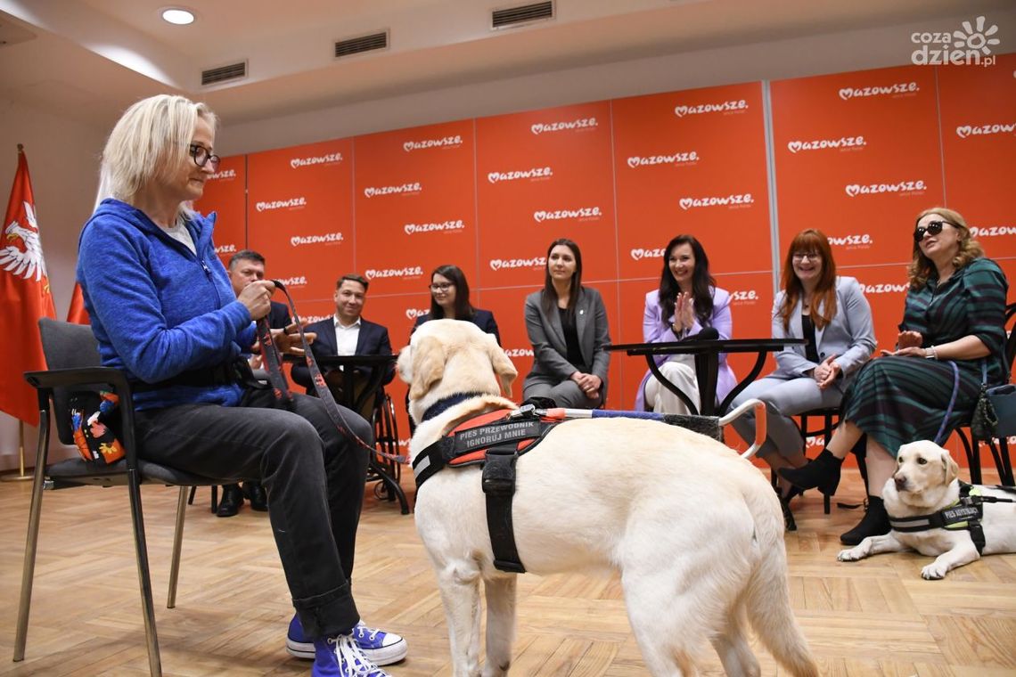 Cztery łapy, które przełamują bariery – 13 psów pomoże osobom niepełnosprawnym 