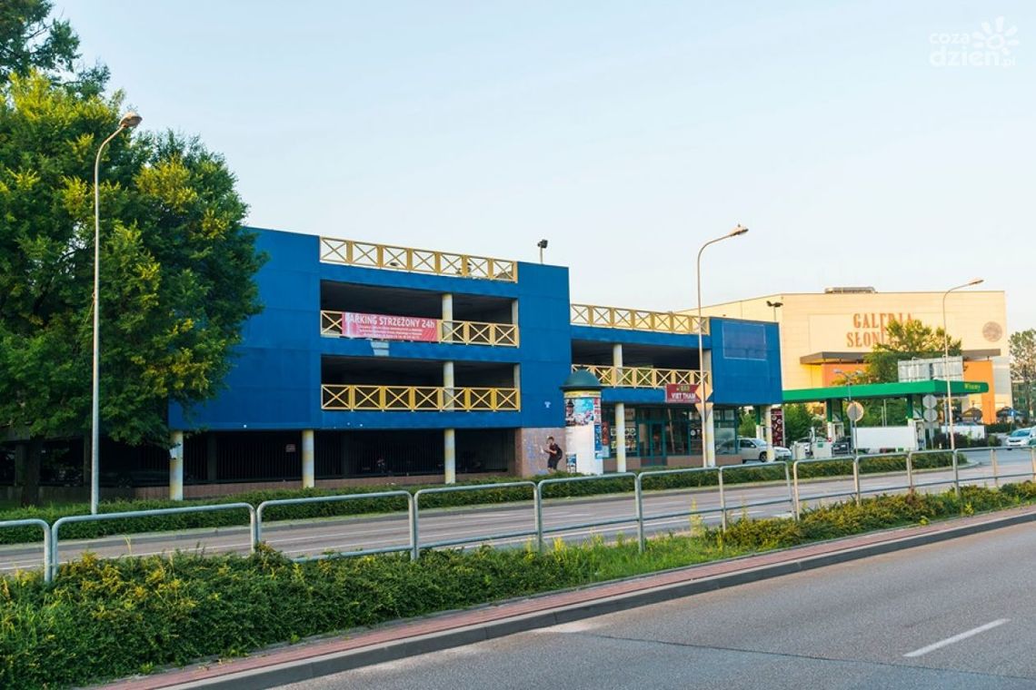 Cztery oferty na przebudowę parkingu