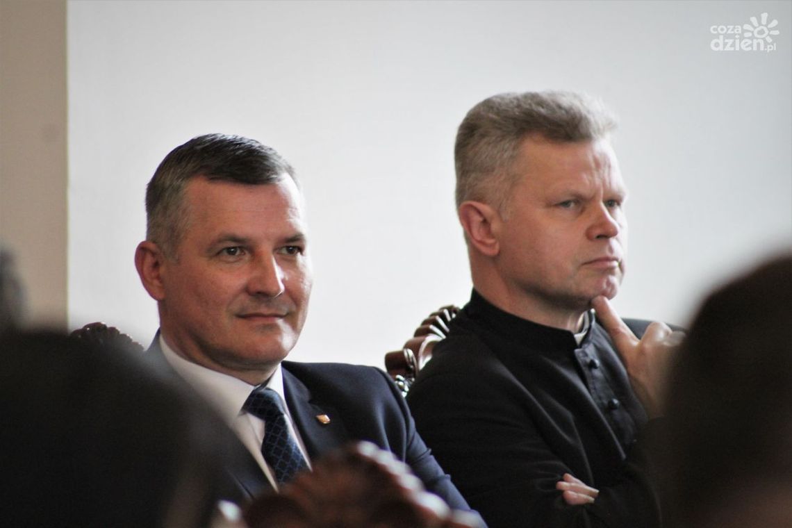 Cztery osoby wyróżnione za zasługi dla Szydłowca Cztery osoby wyróżnione za zasługi dla Szydłowca