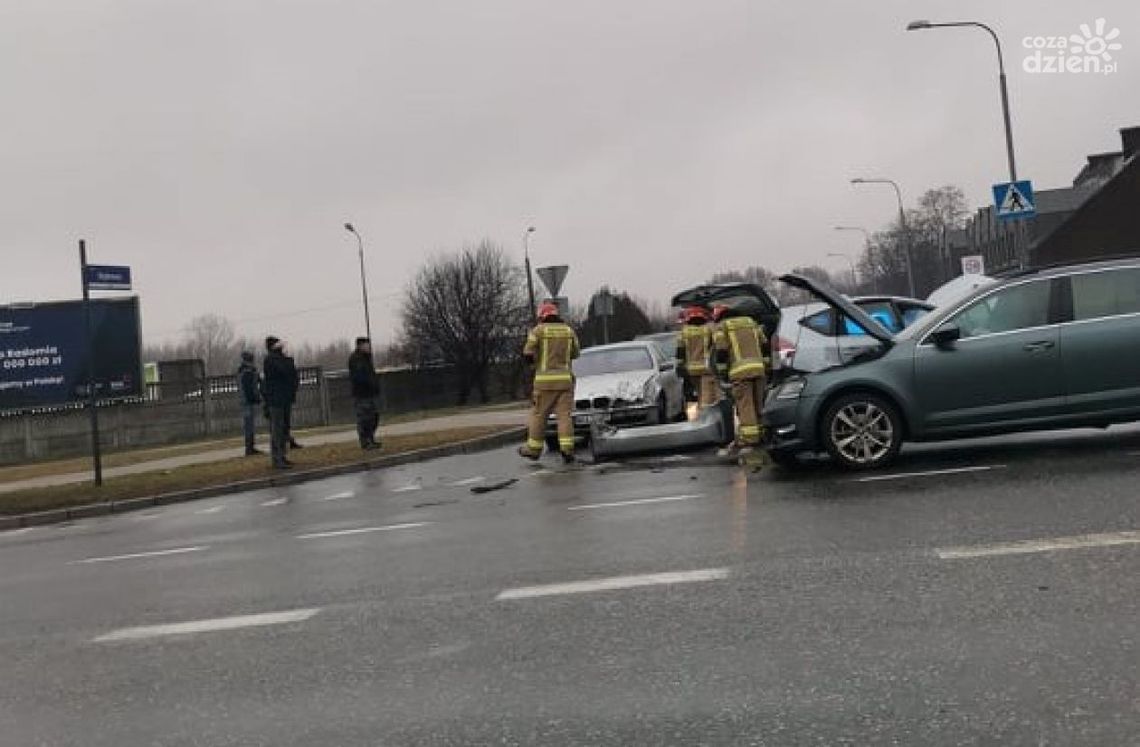 Cztery pojazdy zderzyły się na Dębowej [WIDEO]