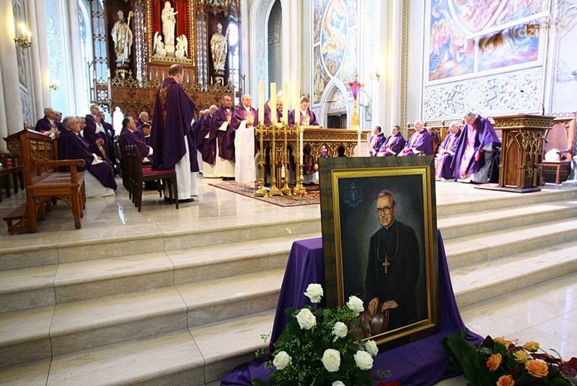 Czy pogrzeb biskupa był za drogi?