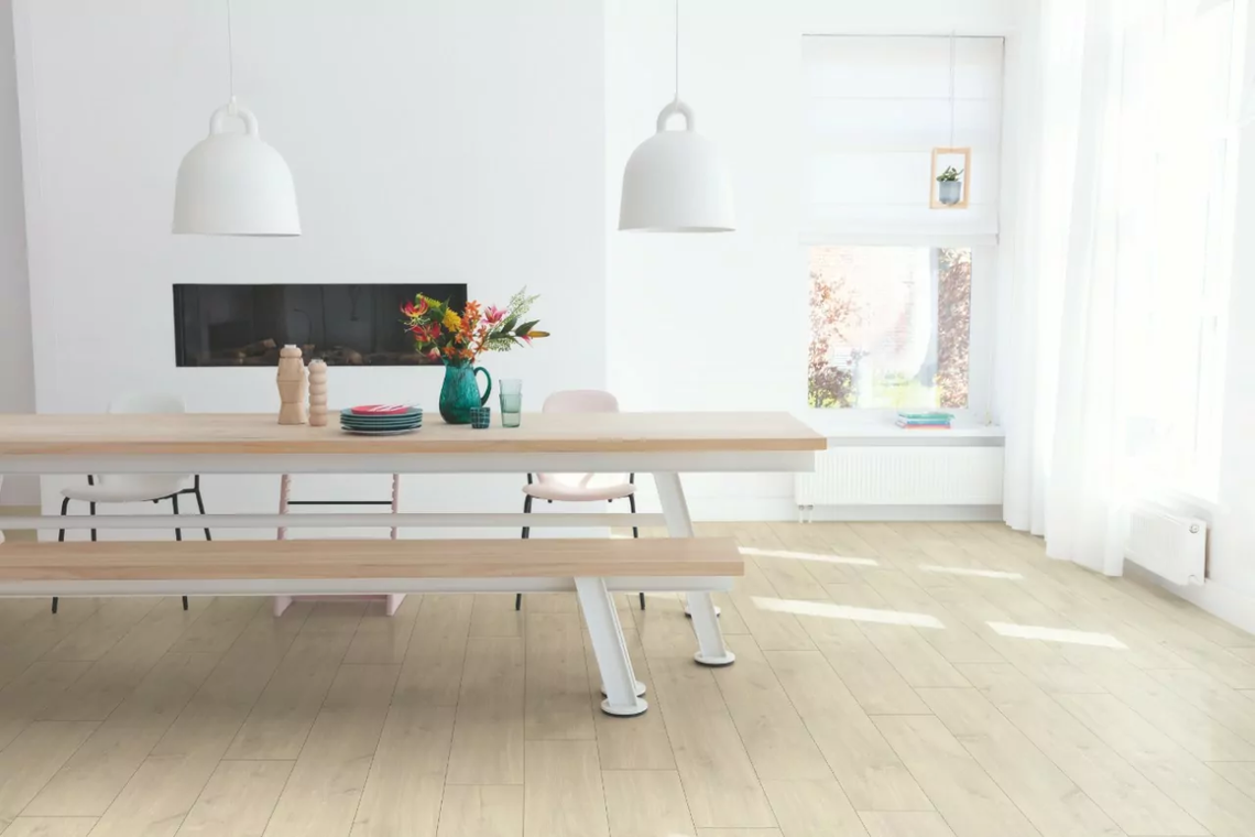 Czym wykończyć podłogę w salonie?