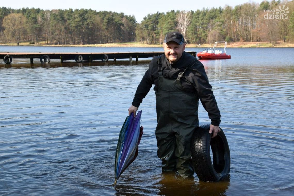 Czystsza woda. Wspólne sprzątanie w Jedlni-Letnisku 