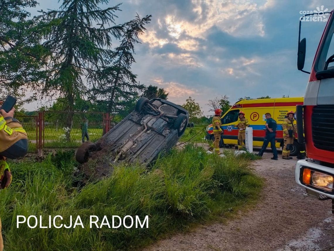 Dąbrówka Nagórna. Dachowanie samochodu