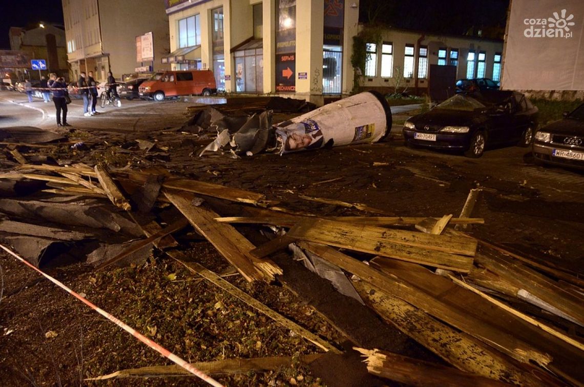 Dach spadł na samochody (Zdjęcia)