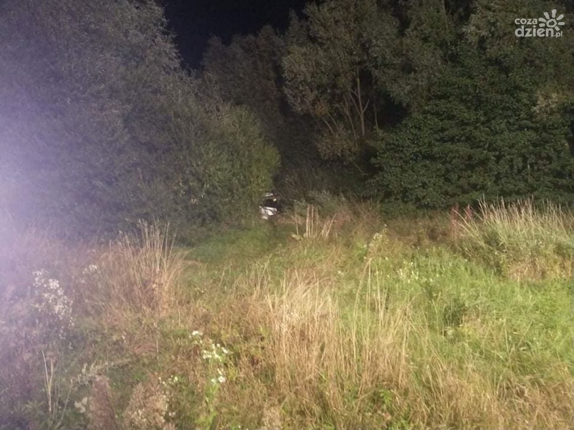 Dachował po 100 metrach. Pięć osób poszkodowanych [zdjęcia]