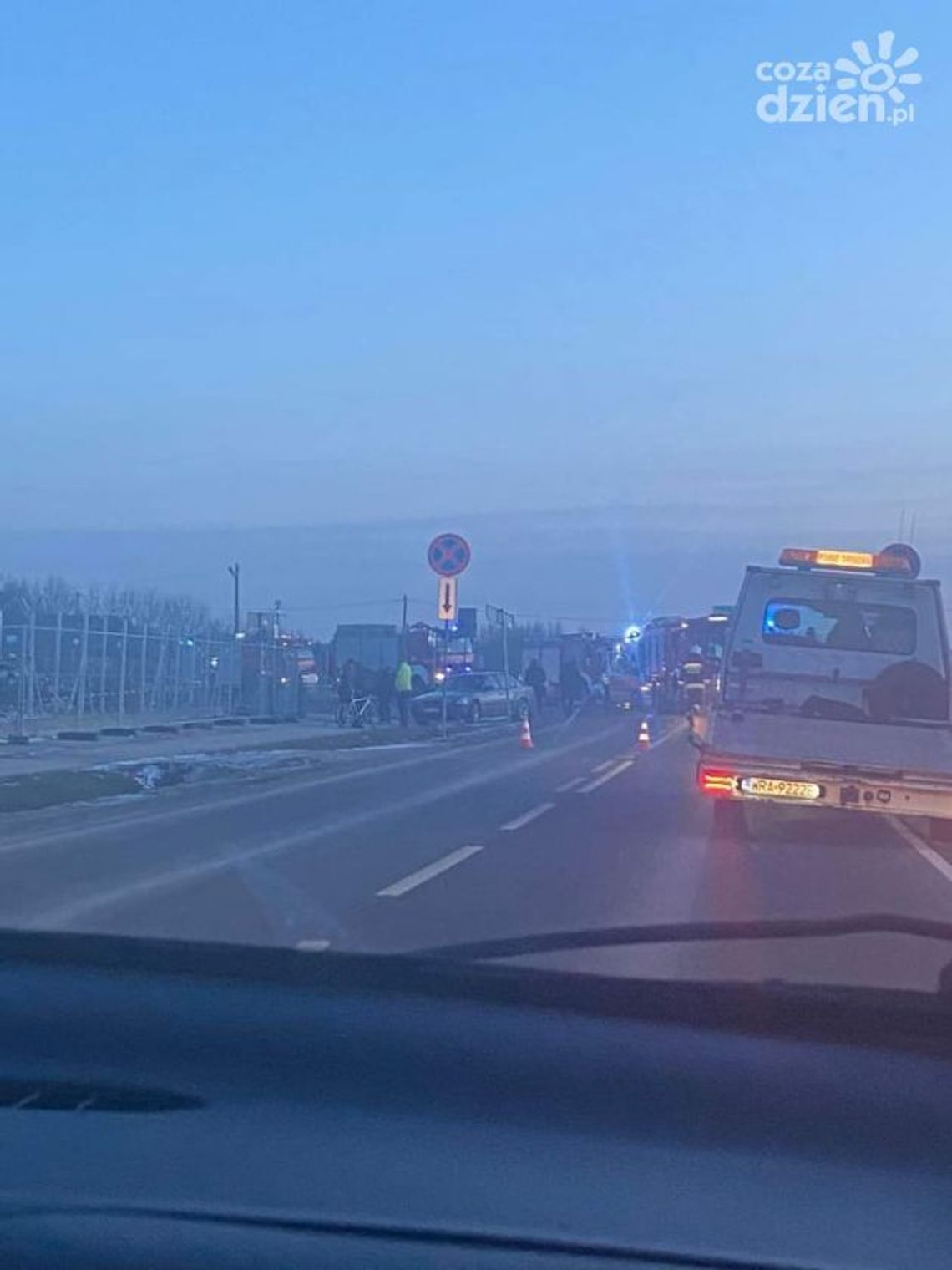 Dachowała osobówka. Dwóch w szpitalu, jeden się oddalił