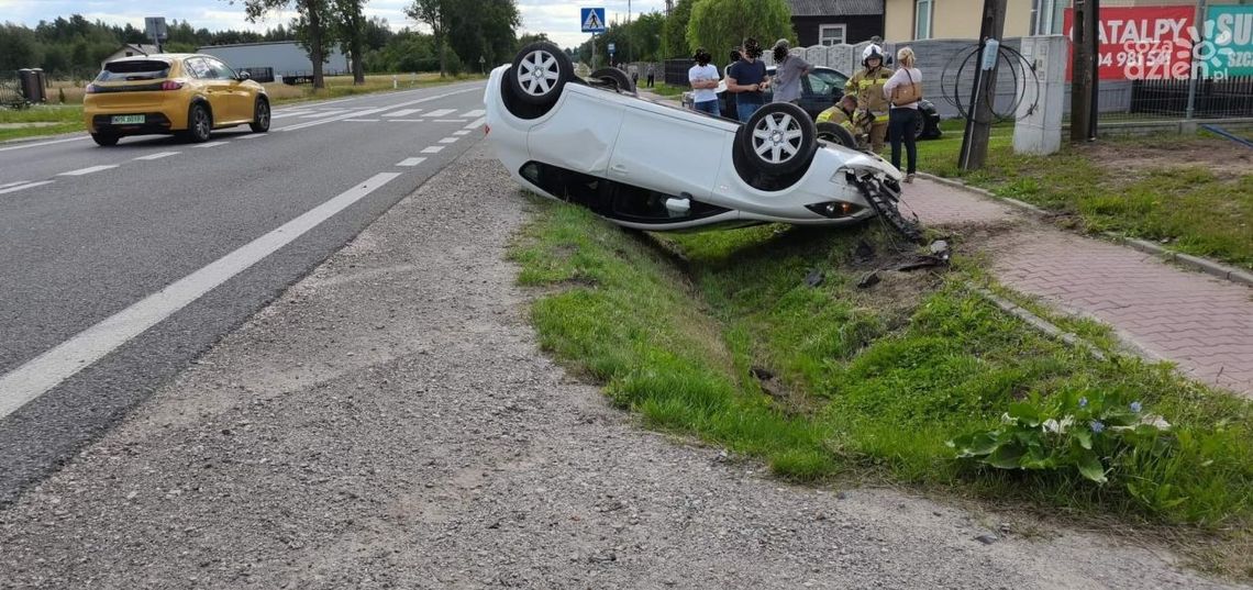 Dachowało auto Dachowało auto