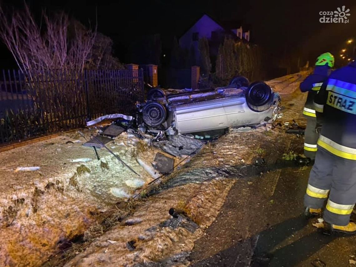 Dachowanie auta w Cerekwi Dachowanie auta w Cerekwi