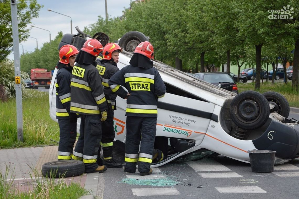 Dachowanie na ul. Chrobrego. Jedna osoba w szpitalu. Dachowanie na ul. Chrobrego. Jedna osoba w szpitalu.