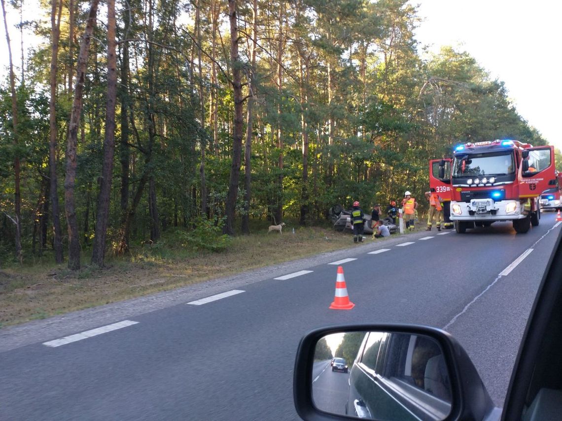 Dachowanie pod Skaryszewem. Jedna osoba w szpitalu Dachowanie pod Skaryszewem. Jedna osoba w szpitalu