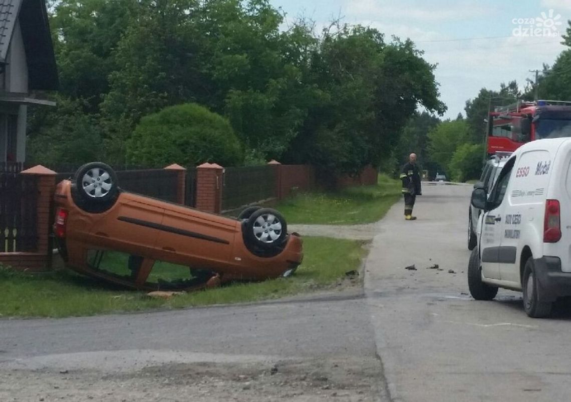 Dachowanie pojazdu i potrącenie pieszej Dachowanie pojazdu i potrącenie pieszej