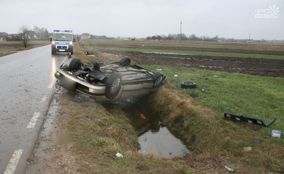 Dachowanie w Gustawowie. Kierowca ranny Dachowanie w Gustawowie. Kierowca ranny
