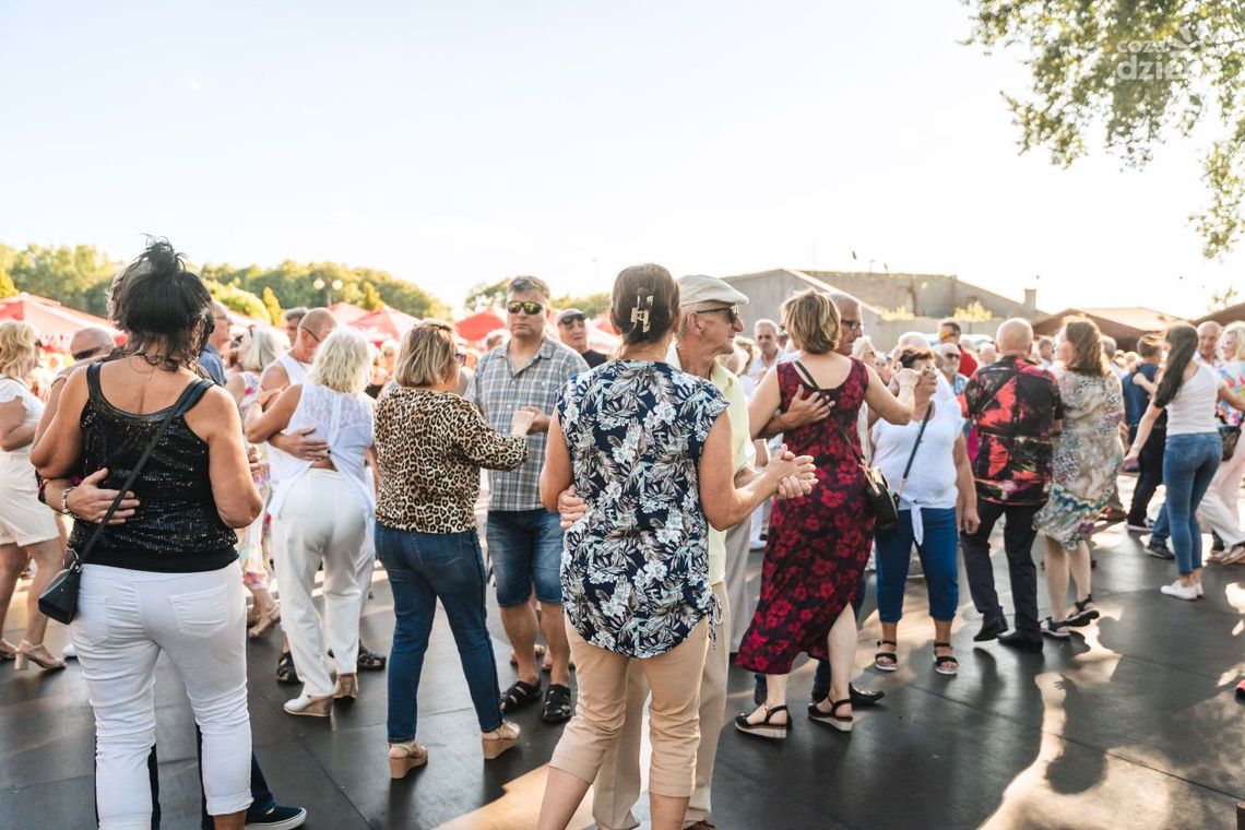 Damski bokser na potańcówce dla seniorów Damski bokser na potańcówce dla seniorów