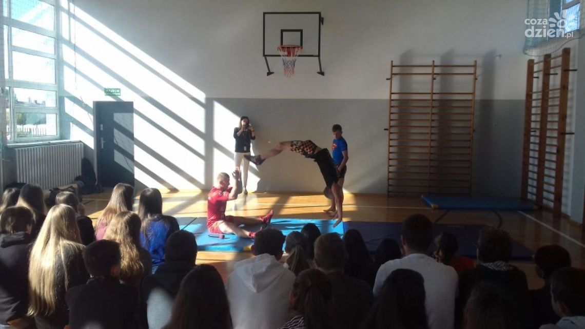 Daniel „Rutek” Rutkowski ze strażnikami odwiedził uczniów