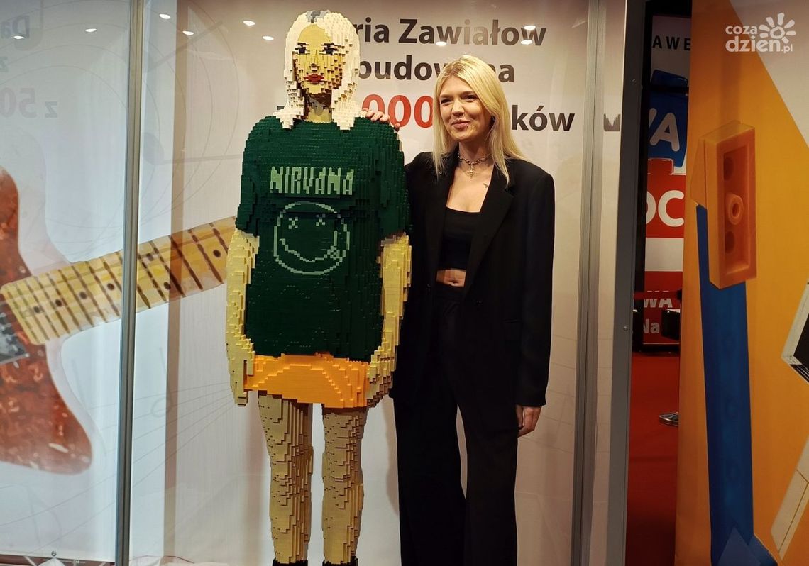 Daria Zawiałow na PGE Narodowym odsłoniła swoją podobiznę z klocków LEGO! Daria Zawiałow na PGE Narodowym odsłoniła swoją podobiznę z klocków LEGO!